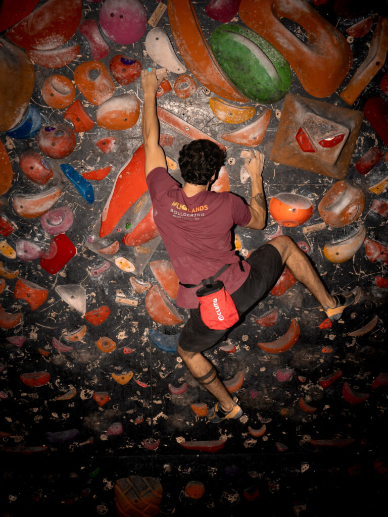 Chalk bag para magnésio durante uma sessão de escalada